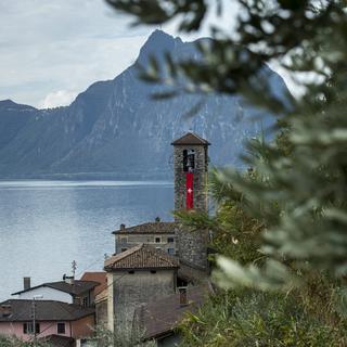 Le sentier des oliviers traverse l'église de Gandria, au-dessus du Lac de Lugano. [Ti-Press / Keystone - Gabriele Putzu]