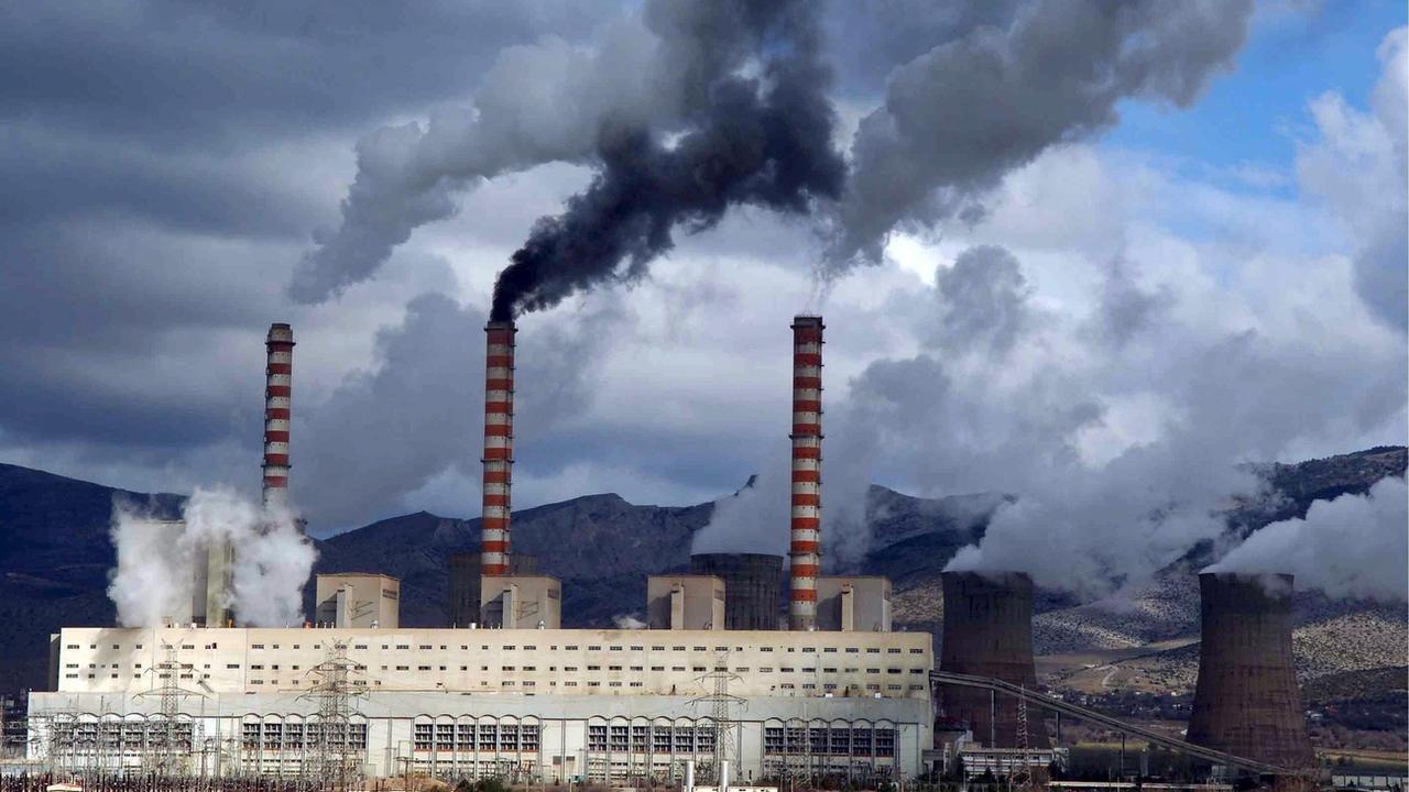 La centrale à charbon d'Agios Dimitrios, au nord de la Grèce. Elle est considérée comme l'une des plus polluantes d'Europe. [Keystone/EPA - Christos Bletsos]