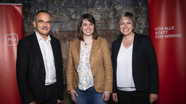 Les trois candidats socialistes au Conseil d'Etat fribourgeois: Jean-François Steiert, Alizée Rey et Valérie Piller Carrard. [KEYSTONE - Jean-Christophe Bott]