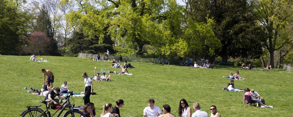 Moment de détente au bord du lac à Genève, 25.034.2021. [Keystone - Salvatore Di Nolfi]