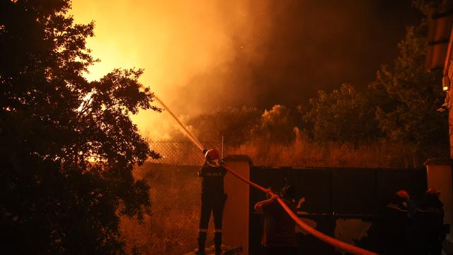 Athènes s'est réveillée mercredi dans des fumées épaisses et l'odeur âcre de l'incendie qui s'est déclaré la veille au nord de la capitale grecque, au pied du mont Parnès, que les pompiers espéraient maîtriser "dans les prochaines heures". [HANS LUCAS VIA AFP - ARIS OIKONOMOU]