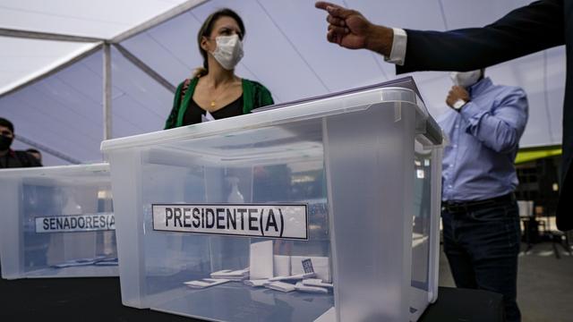 Un bureau de vote à Santiago au Chili. [AP Photo/Keystone - Esteban Felix]