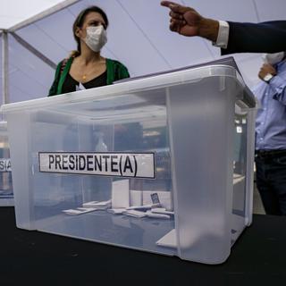 Un bureau de vote à Santiago au Chili. [AP Photo/Keystone - Esteban Felix]