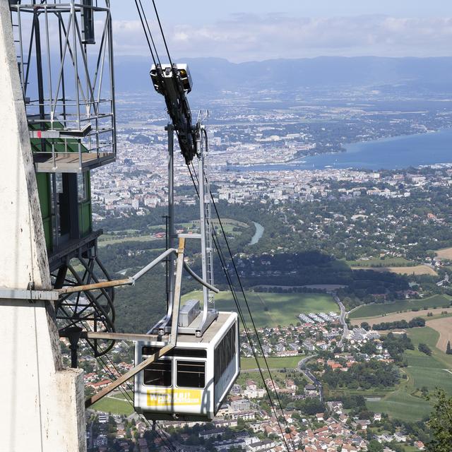 La cabine du téléphérique du Salève photographiée avec la ville de Genève et le lac Léman en arrière-plan le vendredi 27 août 2021. [Keystone - Salvatore Di Nolfi]