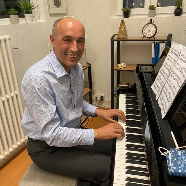 Catalin Stan a commencé à jouer du piano il y a 10 ans à l'âge de 45 ans. [RTS - Sophie Proust]