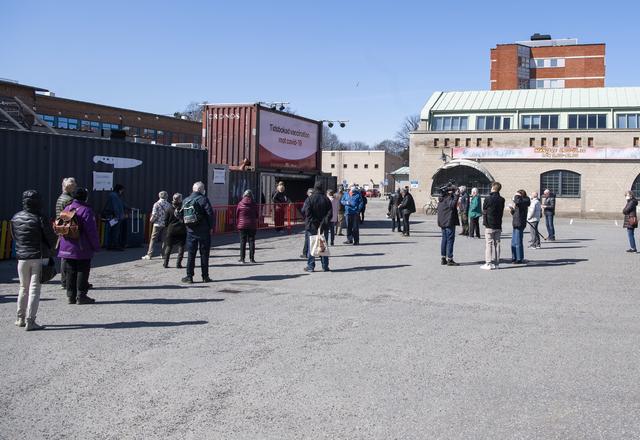 Une file d'attente pour un vaccin contre le coronavirus en-dehors d'un night club transformé en centre de vaccination. Stockholm, le 16 avril 2021. [Keystone/epa - Carl-Olof Zimmerman]