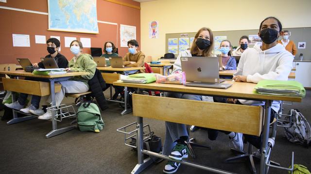 Le masque est de retour dans les écoles vaudoises (ici, à la Tour-de-Peilz). [Keystone - Laurent Gilliéron]