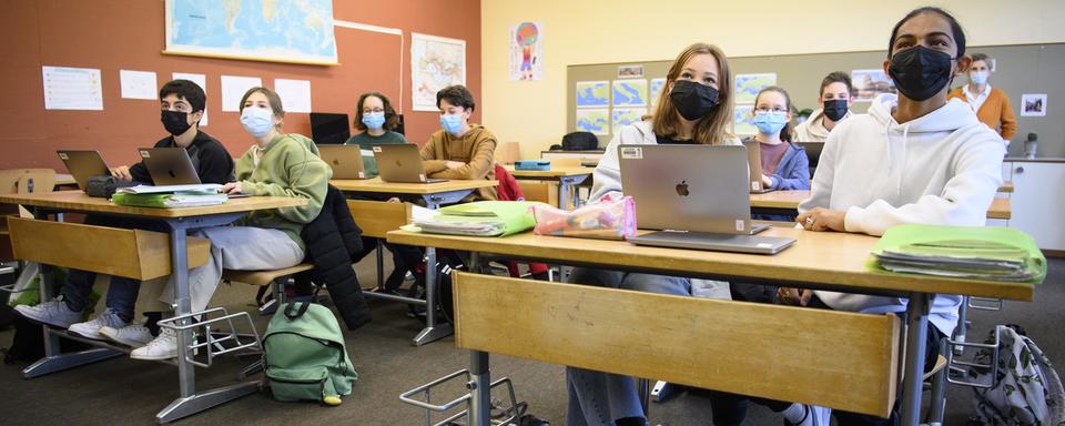 Le masque est de retour dans les écoles vaudoises (ici, à la Tour-de-Peilz). [Keystone - Laurent Gilliéron]