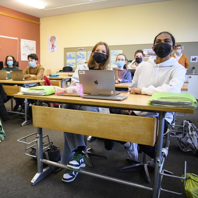 Le masque est de retour dans les écoles vaudoises (ici, à la Tour-de-Peilz). [Keystone - Laurent Gilliéron]