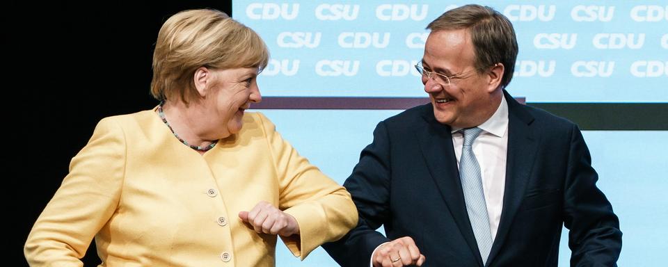 Angela Merkel au côté d'Armin Laschet à Berlin, 21.08.2021. [Pool/EPA/Keystone - Clemens Bilan]