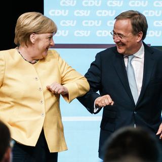 Angela Merkel au côté d'Armin Laschet à Berlin, 21.08.2021. [Pool/EPA/Keystone - Clemens Bilan]