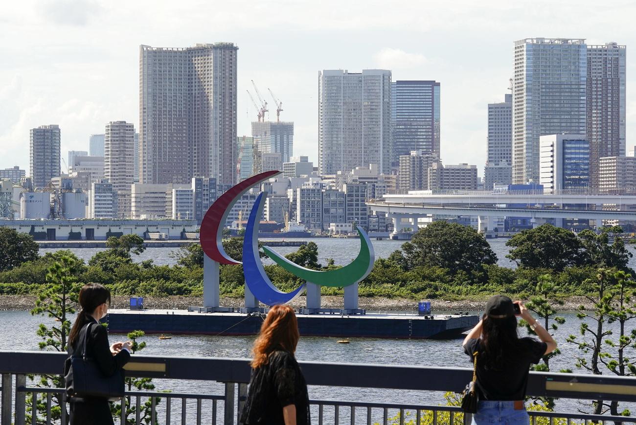 Le symbole des 'trois agitos' des Jeux paralympiques est exposé dans la baie de Tokyo. [KEYSTONE - Kimimasa Mayama]