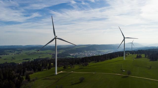 Les éoliennes installées entre le Mont-Soleil et le Mont-Crosin. [Keystone - Léandre Duggan]