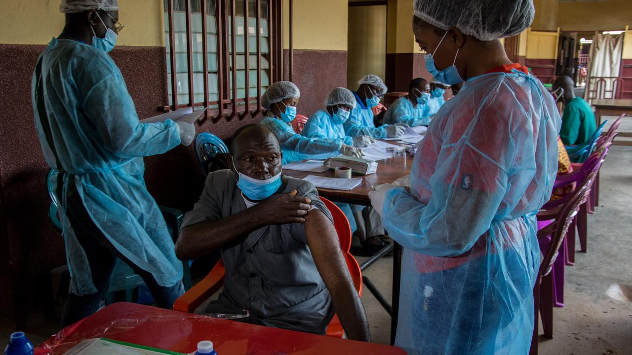 Un homme reçoit une injection contre le virus Ebola au centre de traitement de Nzérékoré en Guinée, le 24 février 2021. [CAROL VALADE]