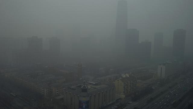 Les gratte-ciel sont obscurcis par une brume épaisse à Pékin, dimanche 13 janvier 2013. [AP Photo/ Keystone - Ng Han Guan]