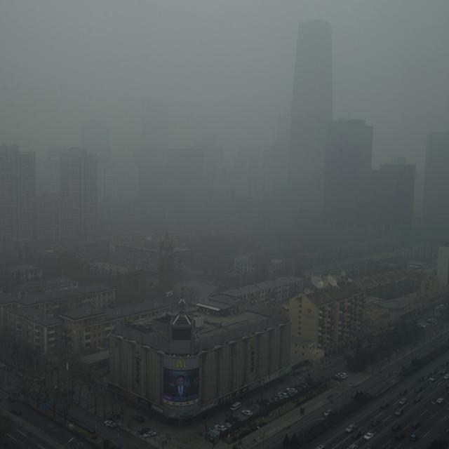 Les gratte-ciel sont obscurcis par une brume épaisse à Pékin, dimanche 13 janvier 2013. [AP Photo/ Keystone - Ng Han Guan]