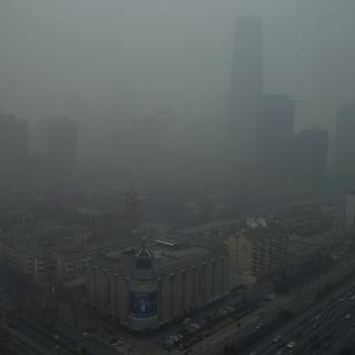 Les gratte-ciel sont obscurcis par une brume épaisse à Pékin, dimanche 13 janvier 2013. [AP Photo/ Keystone - Ng Han Guan]