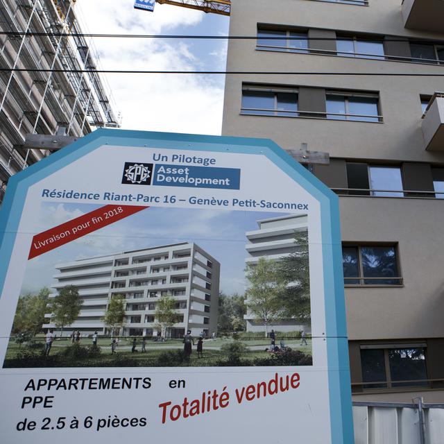 Un panneau indiquant que la totalité des appartements ont été vendus à Genève. [Keystone - Salvatore Di Nolfi]