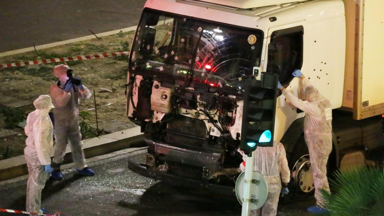 Un homme soupçonné d'avoir fourni une arme à l'auteur de l'attaque au camion dans lequel il a été abattu sur la Promenade des Anglais à Nice en 2016 a été arrêté en Italie. [Sasha Goldsmith]