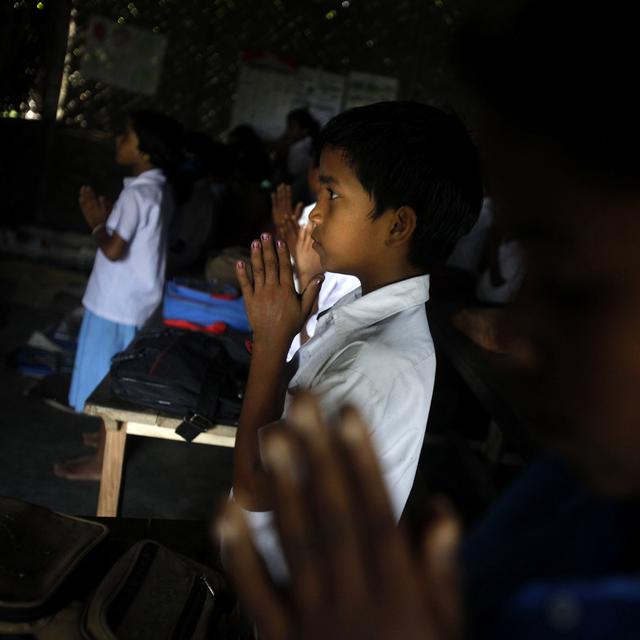 Des élèves priant avant le début des cours dans une école près de Gauhati en Inde, le 17 octobre 2011. [AP Photo/keystone - Anupam Nath]