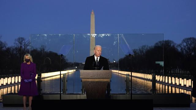 Joe Biden a rendu hommage aux 400'000 morts du Covid-19 au Etats-Unis. [AP - Alex Brandon]