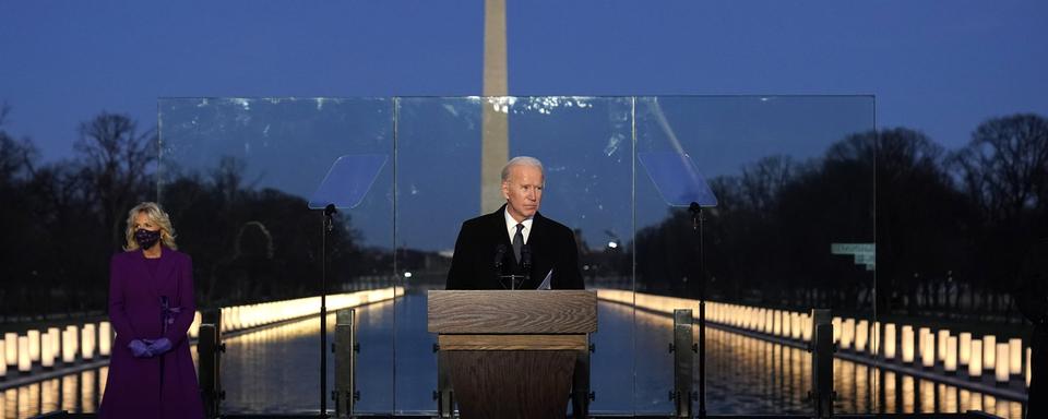 Joe Biden a rendu hommage aux 400'000 morts du Covid-19 au Etats-Unis. [AP - Alex Brandon]