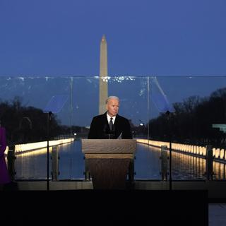 Joe Biden a rendu hommage aux 400'000 morts du Covid-19 au Etats-Unis. [AP - Alex Brandon]