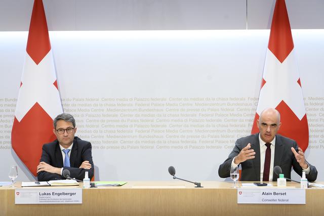 Le ministre de la santé Alain Berset et le conseiller de gouvernement et président de la Conférence des directeurs cantonaux de la santé (CDS) Lukas Engelberger lors d'une conférence de presse, le 21 octobre 2021. [KEYSTONE - Anthony Anex]