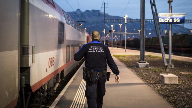 Les entrées illégales de réfugiés afghans en Suisse ont fortement augmenté ces derniers mois en provenance d'Autriche. La gare frontalière de Buchs (SG) est particulièrement touchée. [KEYSTONE - GIAN EHRENZELLER]