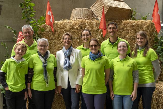 Karin Keller-Sutter pose avec la famille de paysans lucernois qui l'a accueillie pour le brunch du 1er Août. [Keystone - Georgios Kefalas]