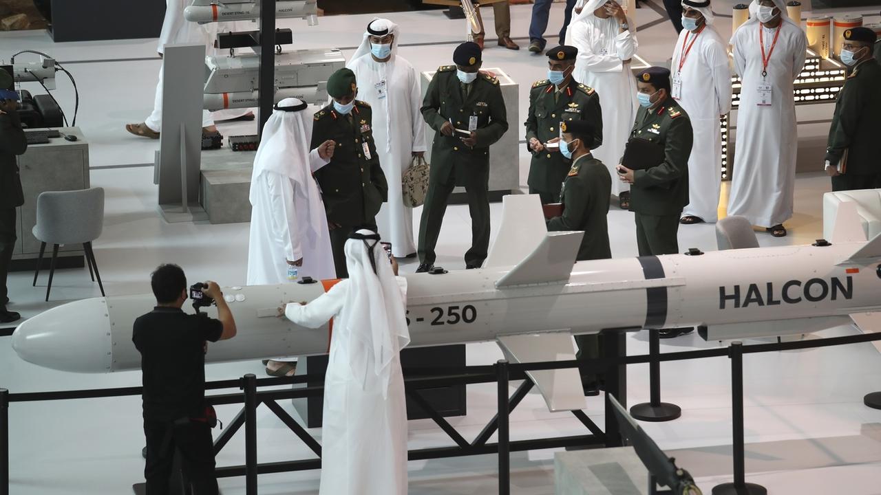 Une délégation militaire visite un showroom d'armement, le 21 février 2021 à Abu Dhabi. [Keystone - Kamran Jebreili]