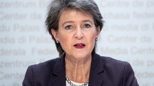 Simonetta Sommaruga a présenté le nouveau projet de loi climatique à Berne, 17.12.2021. [Keystone - Peter Schneider]