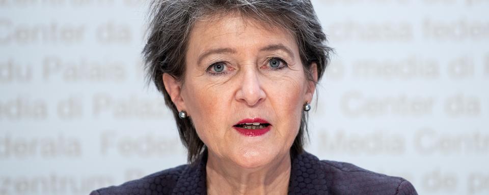 Simonetta Sommaruga a présenté le nouveau projet de loi climatique à Berne, 17.12.2021. [Keystone - Peter Schneider]