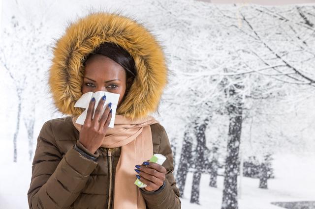 Une femme enrhumée durant l'hiver. [afp - Chassenet / BSIP]