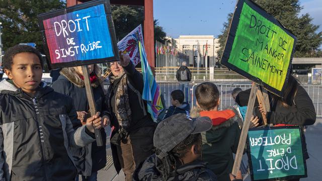 Des écoliers lors de la journée internationale des droits de l'enfant en 2019. [Keystone - Martial Trezzini]