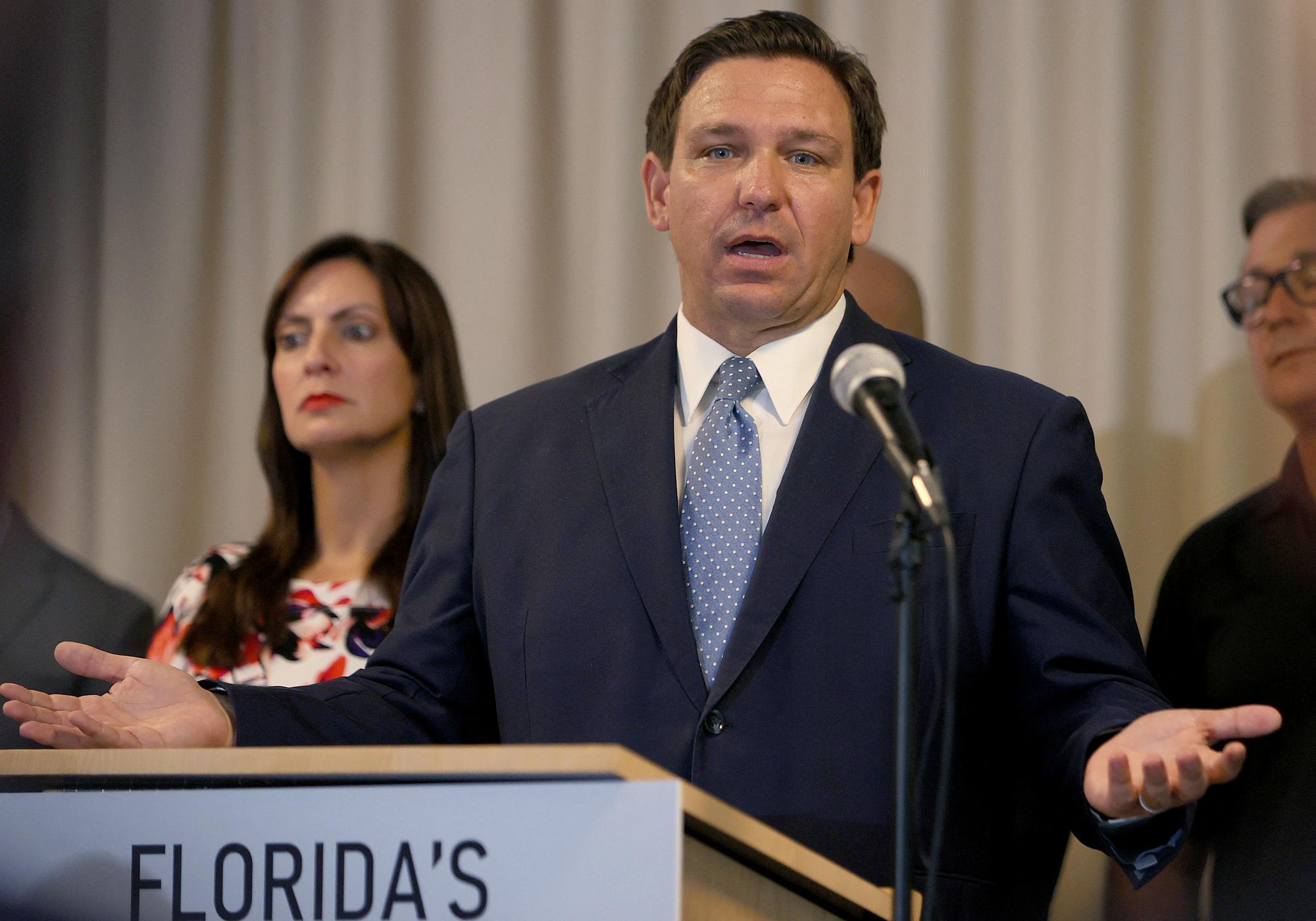 Le gouverneur de la Floride, Ron DeSantis, lors d'une conférence de presse, le 10 août 2021. [AFP - Joe Raedle]