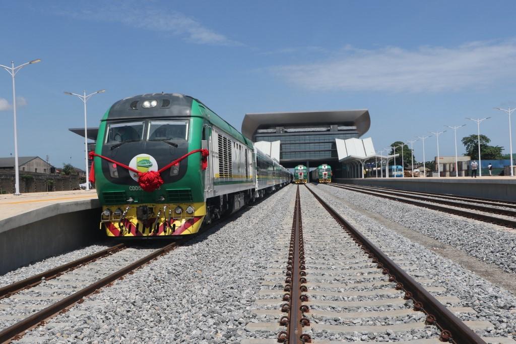 Des trains en gare de Mobolaji Johnson. La ligne ferroviaire Lagos-Ibadan est un exemple de la coopération sino-africaine au Nigeria. Lagos, novembre 2021. [Xinhua via AFP - Emma Houston]