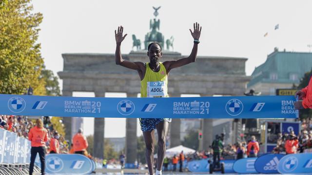 Guye Adola célèbre sa victoire devant la célèbre Porte de Brandebourg [Lisa Leutner]