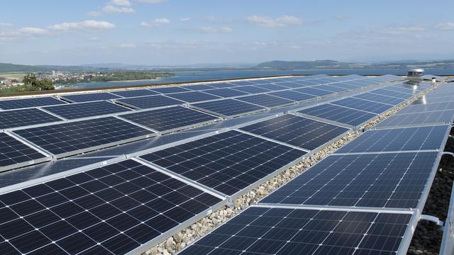 L'installation photovoltaïque du Collège du Crêt-du-Chêne à Neuchâtel [Keystone - Thomas Delley]