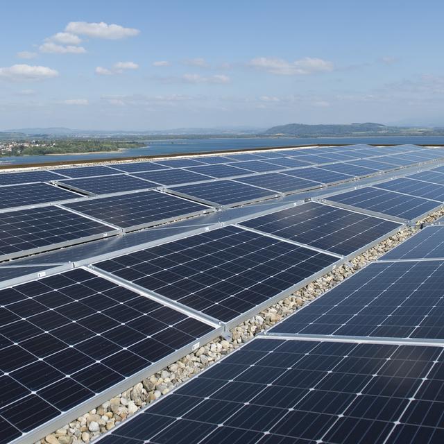 L'installation photovoltaïque du Collège du Crêt-du-Chêne à Neuchâtel [Keystone - Thomas Delley]