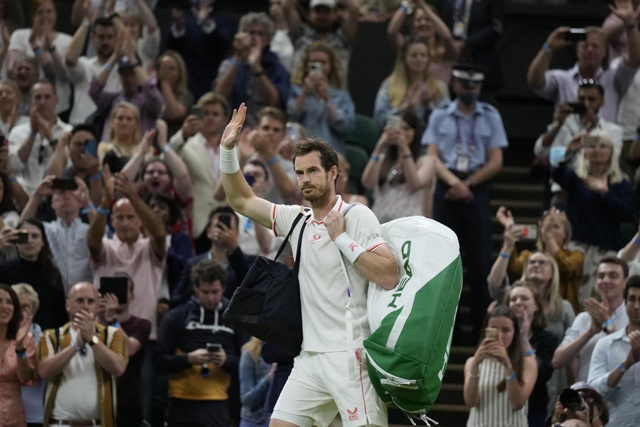 Andy Murray, sorti sous les vivats du public, mais ballotté entre deux sentiments. [AP - Kirsty Wigglesworth]