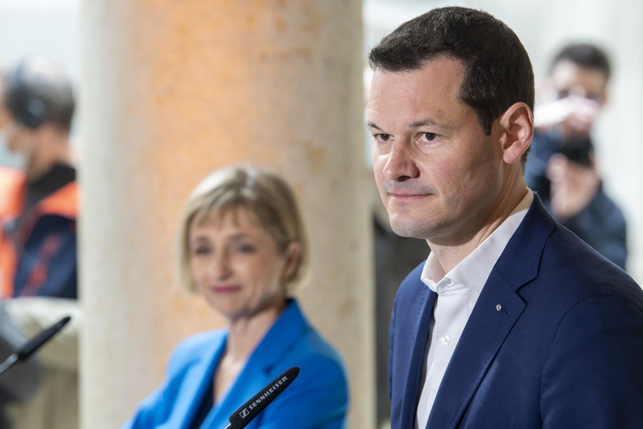 La candidate Fabienne Fischer (Les Verts) et le candidat Pierre Maudet (Libertés et Justice Sociale), à l'Hôtel-de-Ville. Genève, le 7 mars 2021. [Keystone - Martial Trezzini]