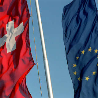 Le drapeau suisse et européen. [Keystone - Elisabeth Guenthard]