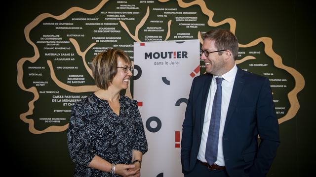 Nathalie Barthoulot, présidente du Gouvernement jurassien, et Patrick Tanner, responsable de l'accueil de la ville de Moutier. [Keystone - Jean-Christophe Bott]