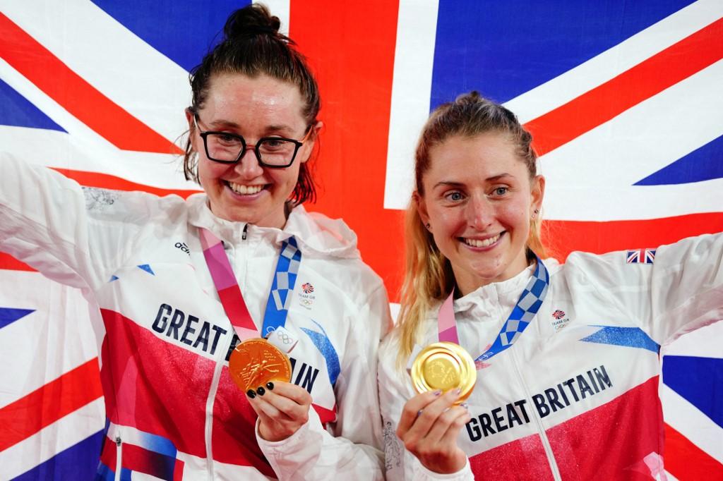 Laura Trott-Kenny (droite) arbore sa médaille d'or remportée aux côtés de sa compatriote Katie Archibald (gauche). [Sputnik via AFP - Vladimir Astapkovich]