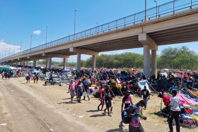 Près de 15'000 migrants, surtout des Haïtiens, sont regroupés depuis plusieurs jours sous un pont au Texas, à Del Rio (18 septembre 2021). [Reuters]