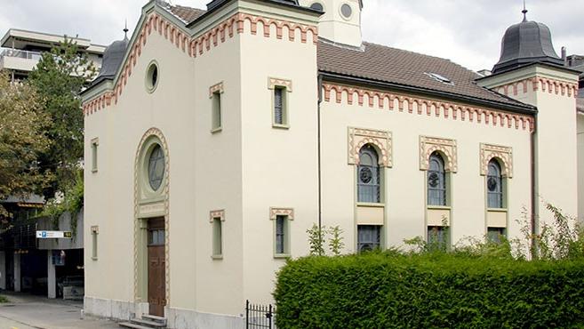La synagogue de Bienne a été profanée: des symboles et des slogans antisémites gravés sur la porte de l'édifice religieux. [FSCI]