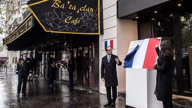François Hollande sur les lieux de l'attentat du Bataclan. [Keystone - EPA/Christophe Petit Tesson]
