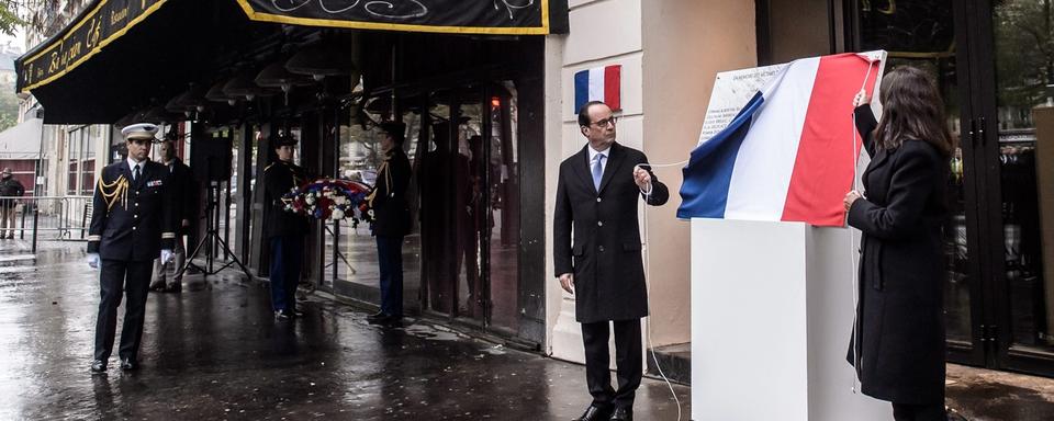 François Hollande sur les lieux de l'attentat du Bataclan. [Keystone - EPA/Christophe Petit Tesson]