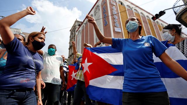 Manifestants dans les rues de La Havane, dimanche 11.07.2021. [EPA/Keystone - Ernesto Mastrascusa]